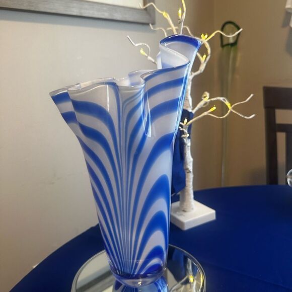 Gorgeous blue white swirl Murano style handkerchief ruffle ribbon vase! - Picture 4 of 7